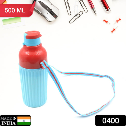 Person holding a 500ml insulated water bottle with its practical dori carry strap.
